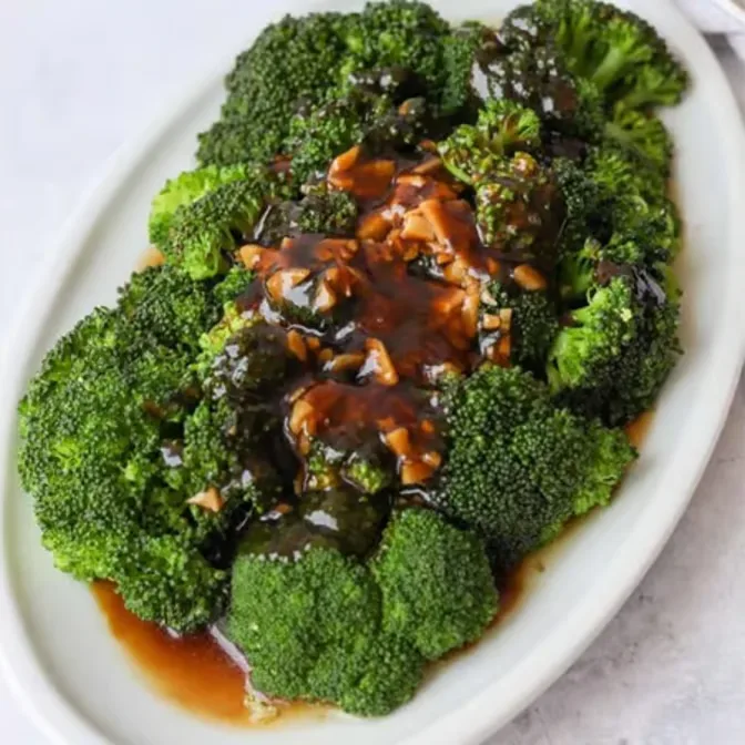 Broccoli with Garlic Sauce served at Hop Tung